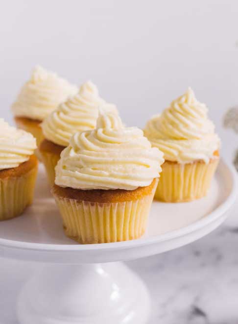 Confeiteira iniciante utilizando Manga Doce