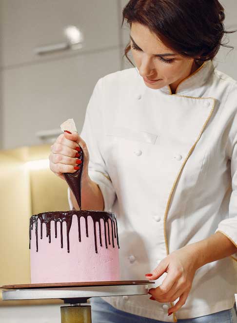 Confeiteira profissional em produção diária